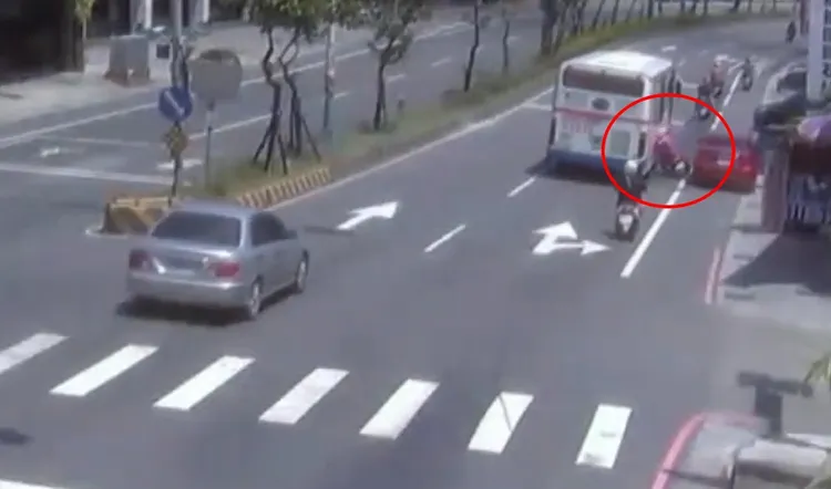公車擦撞騎士。翻攝畫面