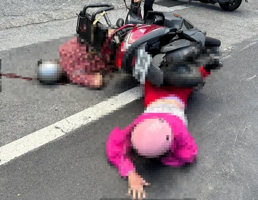 公車擦撞74歲騎士險直接爆頭!驚悚畫面曝...23歲司機竟嗆「活該找死」