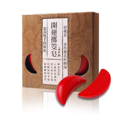 「來好商店」於今年暑假進駐台北凱撒一樓，趣味十足的「茶寶招桃花擲筊皂」，在七夕佳節以幽默創意傳遞對愛情的期待，引人會心一笑。來好商店提供