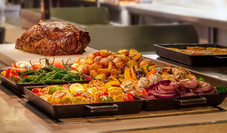 CHECKERS 招牌現切爐烤牛排是不變的經典，無論菜色怎麼換都不缺席。七夕佳節，與心愛的人共享這份熟成滋味，更添幸福溫度。台北凱撒大飯店提供