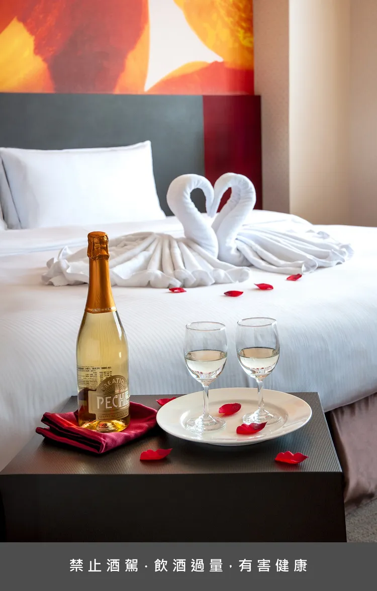 七夕入住台北凱撒，從客房內的雙人獨享的氣泡酒與愛心天鵝毛巾擺飾開始，為甜蜜夜晚揭開序幕。台北凱撒大飯店提供