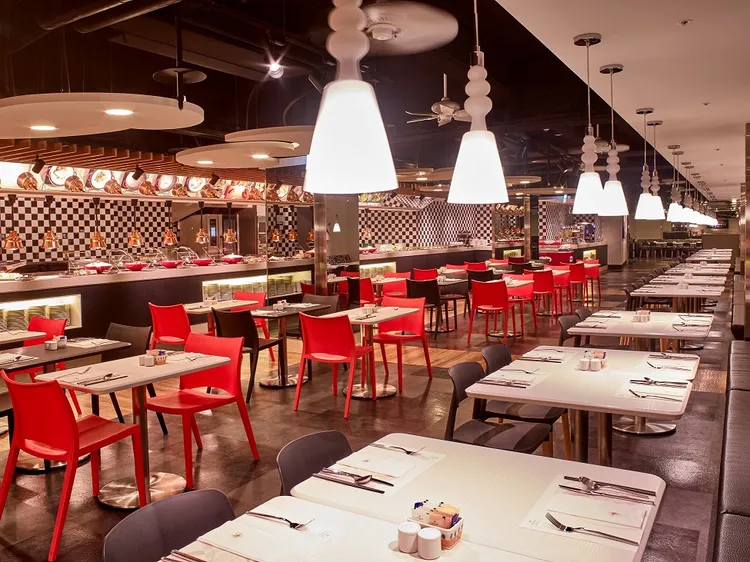 CHECKERS自助餐廳推出七夕當日專屬優惠，加入凱撒美食會員並於社群打卡，即可享雙人午餐1299元。台北凱撒大飯店提供