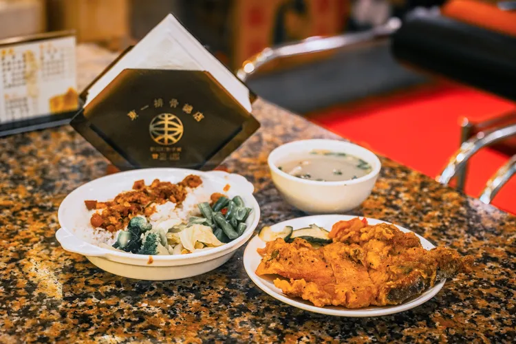 走進東一排骨就像走進老台北的華麗時光，以寬敞的用餐空間結合1970年代的西式風格，一嚐招牌排骨飯、人氣雞腿飯的香酥噴汁。台北喜來登提供。