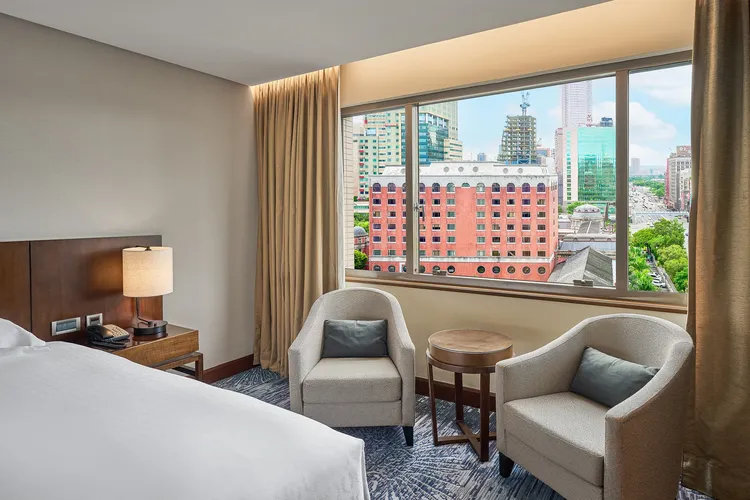 8/18至9/30期間入住「百年城市探索」專案，可享十二廚自助早餐兩客、百年城市探索地圖乙張、老台北漫遊券乙組，可體驗三間在地老字號名店餐點，另有國立台灣博物館四館聯票兩張及單趟乘車金100元乙次，每房每晚6800元+15.5%起。台北喜來登提供。