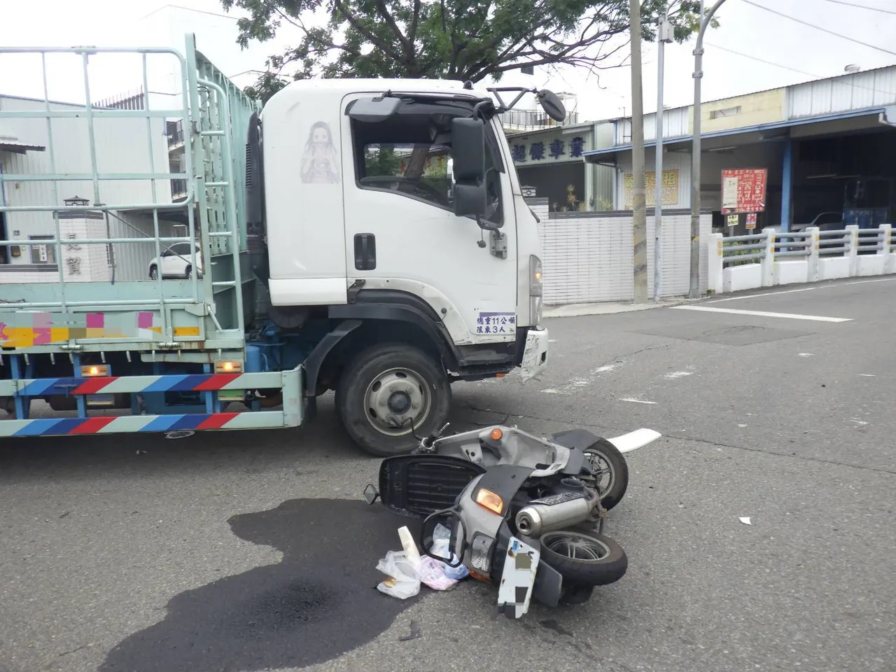 機車機油箱破裂,機油流了滿地。民眾提供