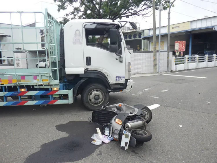 機車機油箱破裂，機油流了滿地。民眾提供