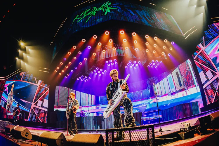 小橘不慎絆倒。KKLIVE、不搖就滾提供