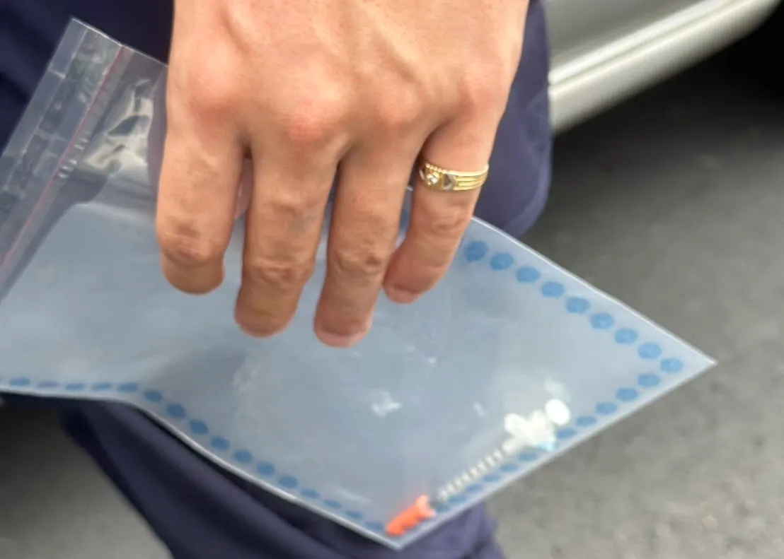 警方于车上查扣嫌犯施用之毒品。翻摄画面