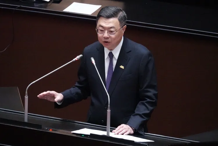 行政院長卓榮泰今天說，考量不同公務員間的公平與衡平，總預算案未包含軍人待遇調整以及警消退休條例部分，預計送出總預算案時提出釋憲。資照，莊宗達攝