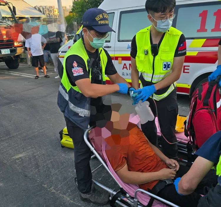 警消到場將移工送醫。警方提供