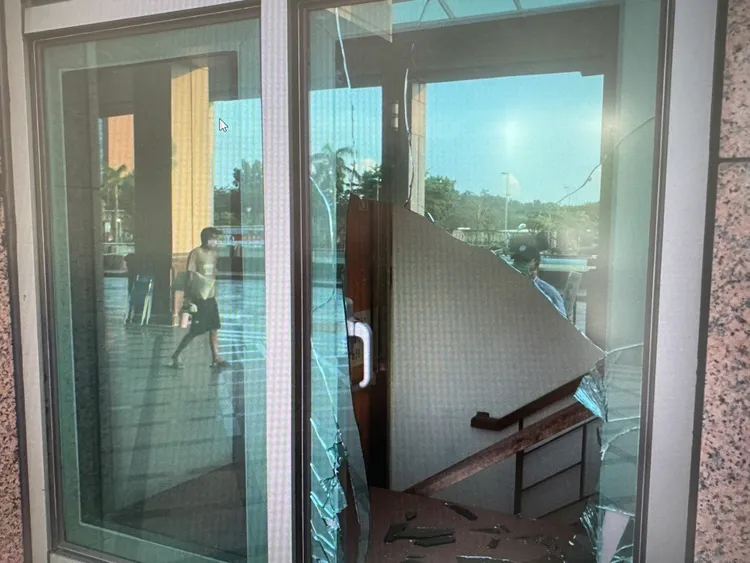 義大醫院大門玻璃被張男砸毀。民眾提供