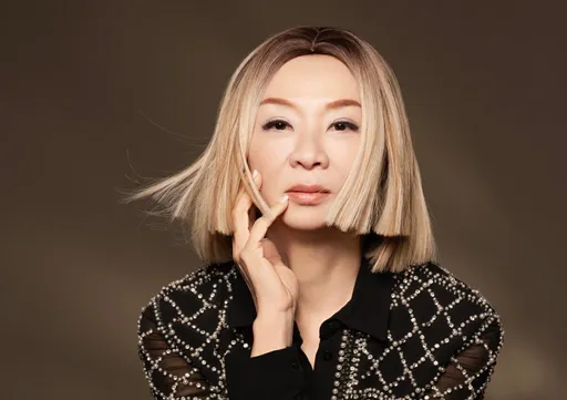 玉女歌手62歲越活越年輕 俏麗短髮look超驚豔