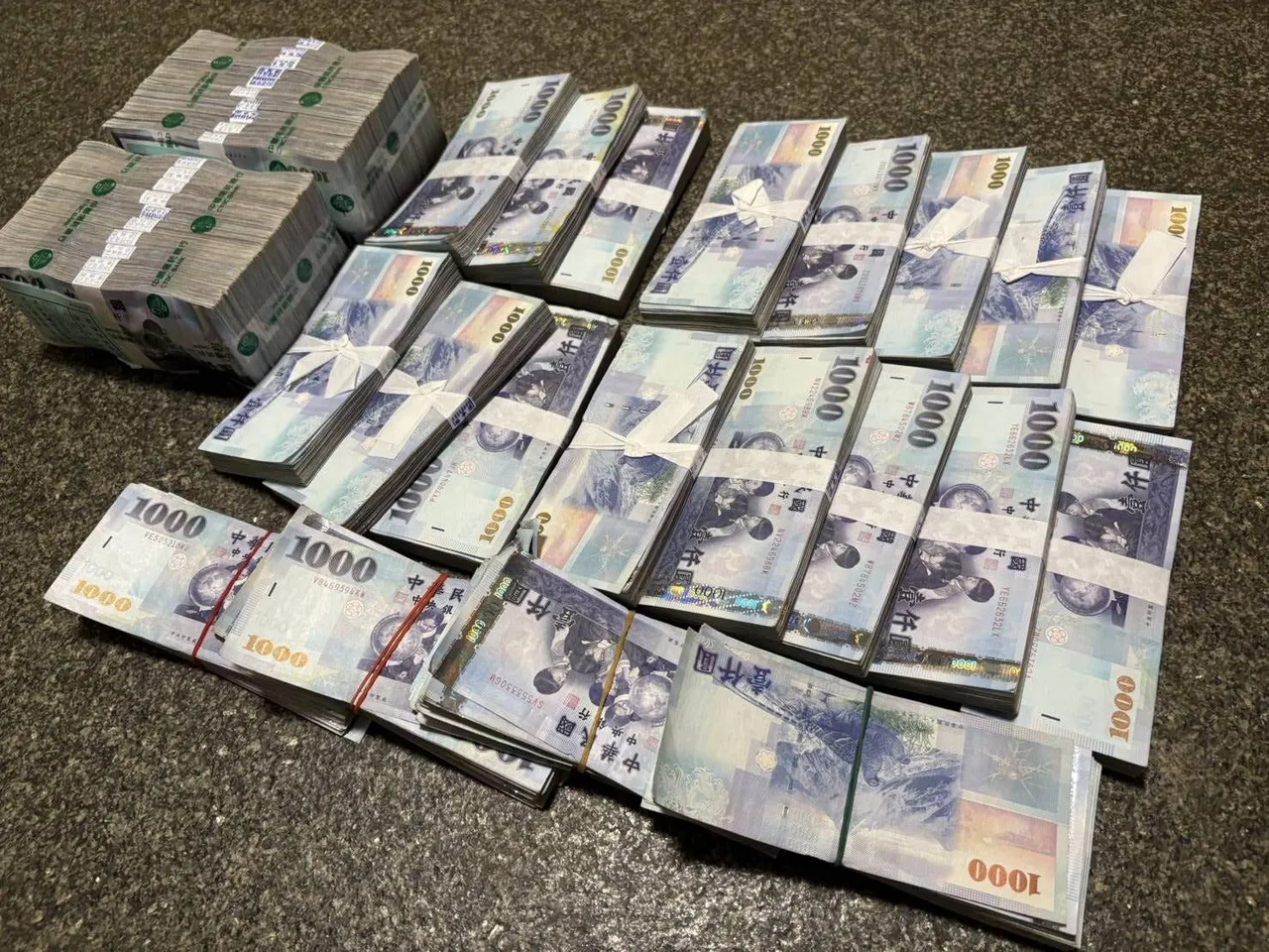 警方逮捕32岁陈姓女车手,现场查扣诈骗用手机1支、伪造的投资公司工作证2张及现金400万元。翻摄画面