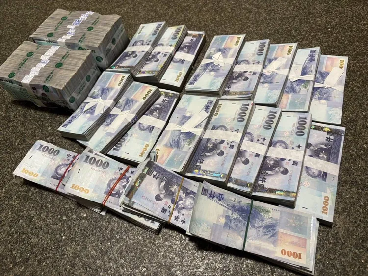 警方逮捕32歲陳姓女車手，現場查扣詐騙用手機1支、偽造的投資公司工作證2張及現金400萬元。翻攝畫面