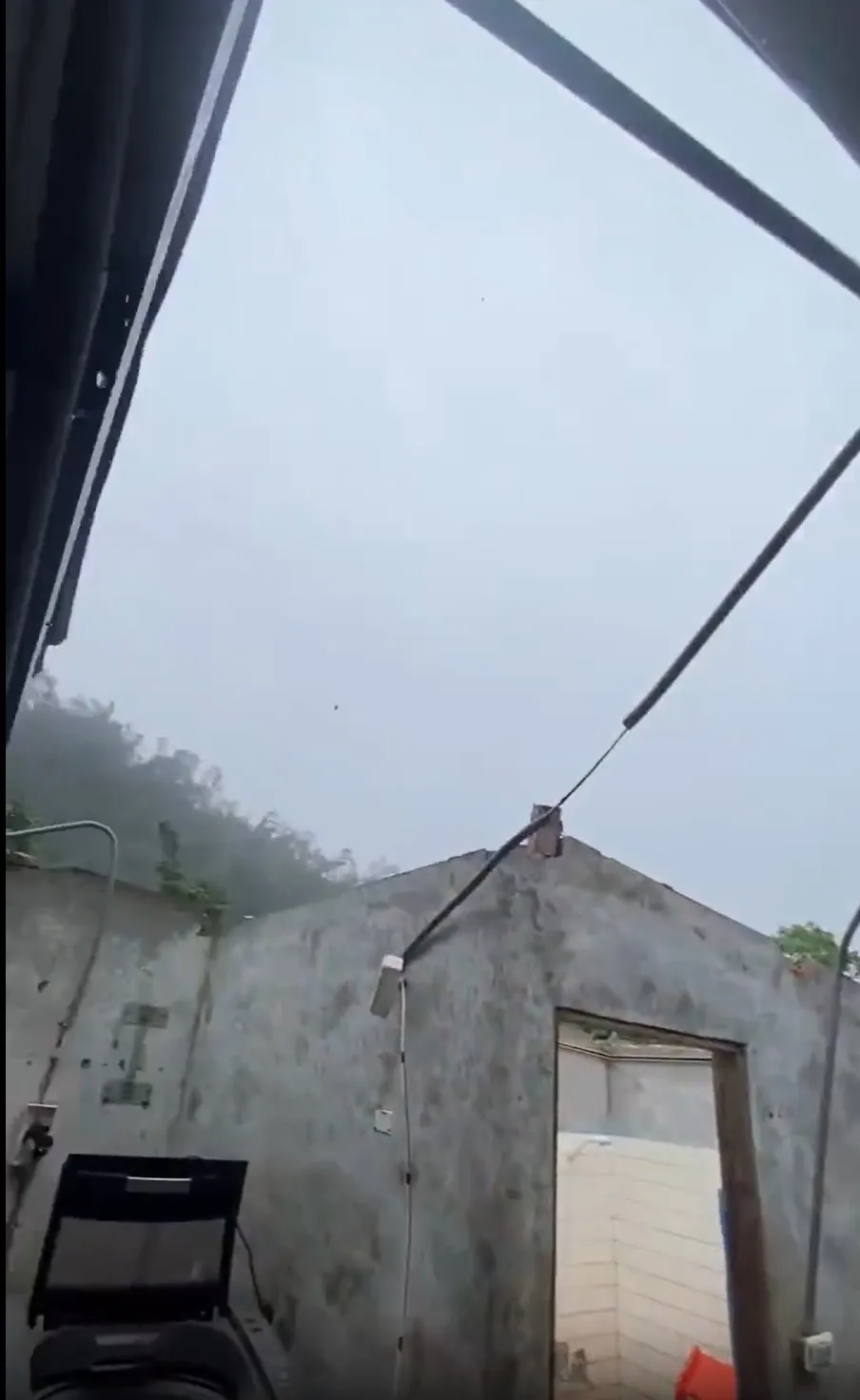 桃源区民宅被强风吹跑屋顶,亟待援助。读者提供