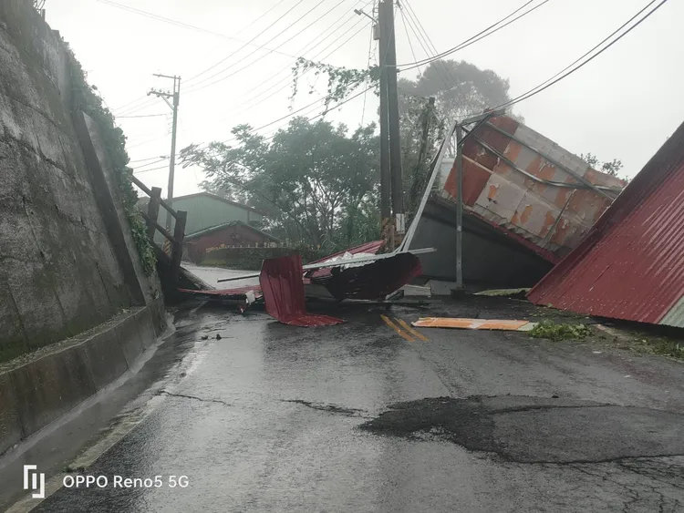 寶山有一戶傾倒，但所幸是無人居住。翻攝畫面