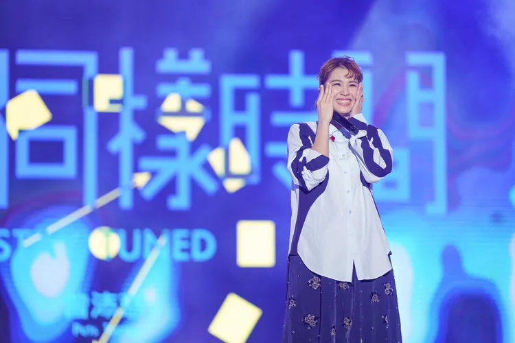 曾沛慈穿長袖開唱，全為遮拔罐痕。桃園市政府提供