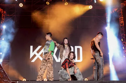 韓團KARD時隔7年來台開唱 爆汗脫衣秀出麒麟臂