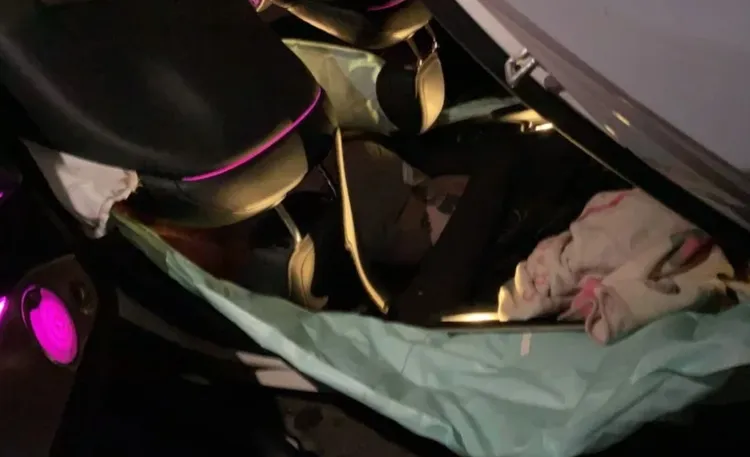 25歲王姓男子被壓在翻覆的車體內，消防人員花了40多分鐘將其救出，他已無呼吸心跳，送醫後仍回天乏術，翻攝畫面