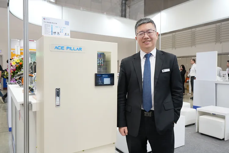 羅昇首次展出節能櫃電力回生設備，圖為羅昇副總經理林勤喻。羅昇提供