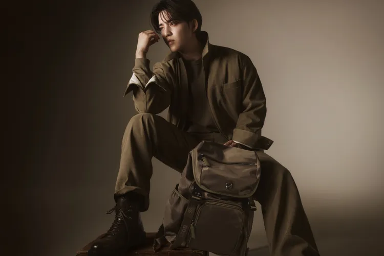 S.COUPS另換上鼠尾草綠夾克搭配同色系休閒長褲，休閒又霸氣。品牌提供