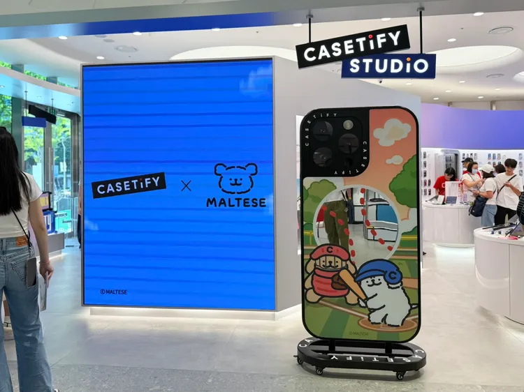 踏進一樓便可以看到大型的CASETiFY手機殼造型看板！趙筱文攝