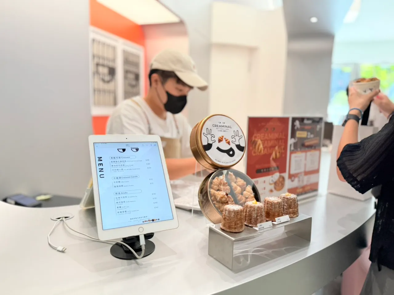 CASETiFY携手人气可颂品牌Creaminal首度合作,于远东Garden City门市推出联名甜点与限量造型杯,热压可颂、蓝莓可丽颂与可颂礼盒同步登场,满$2,500即赠玻璃杯与冰淇淋杯(送完为止)。赵筱文摄