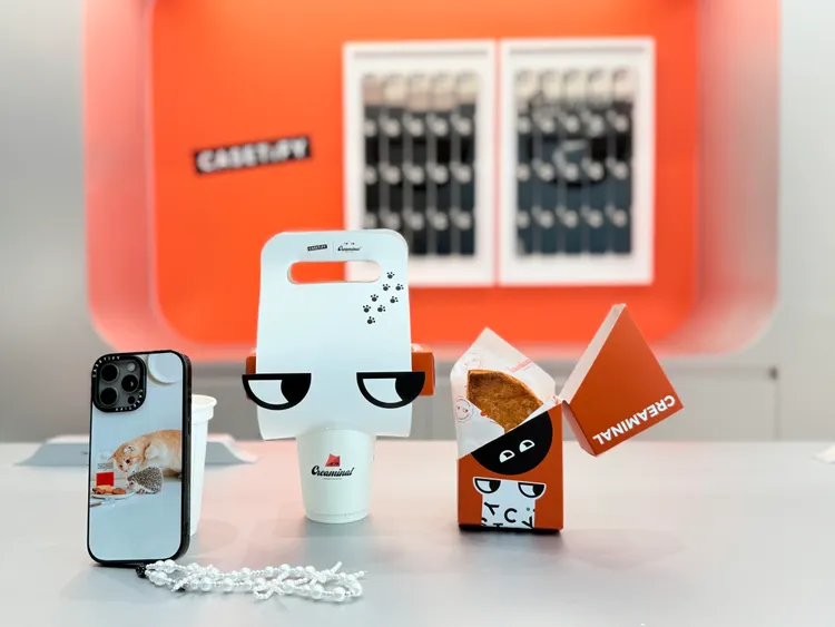 融合CASETiFY的潮流態度與Creaminal的趣味風格，並同步推出包含牛奶糖火腿熱壓可頌、藍莓檸檬可麗頌等多項餐點，並首度推出「可頌小脆餅禮盒」，讓顧客在選購專屬於自己的電子配件的同時，也能享受來自舌尖與味蕾的雙重享受。趙筱文攝