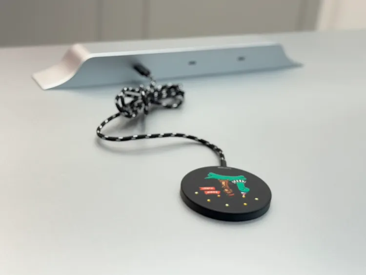 餐檯區還貼心附有無線充電盤提供民眾用餐時進行充電。趙筱文攝