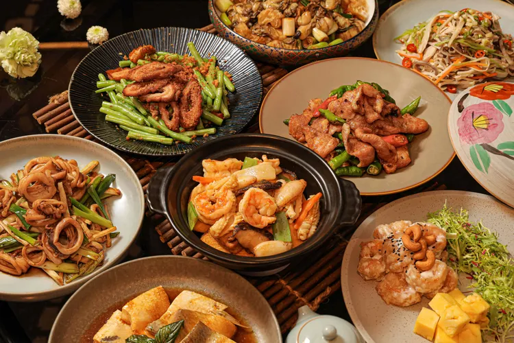 辦桌宴不可缺少的還有鑊香滿溢的熱炒料理，主廚精選鳳梨鮮蝦球、四季豆肥腸、糯米椒松阪及沙茶海鮮煲等八道經典菜色，賓客可任選兩道享用。台北晶華提供