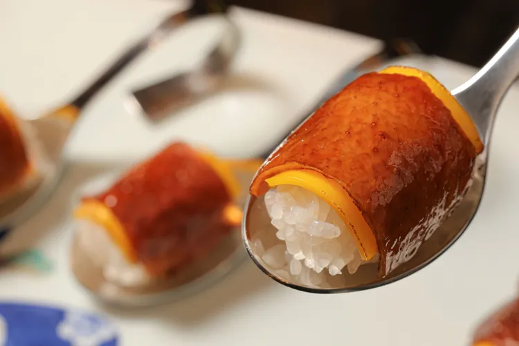 「總舖師烤鴨六吃辦桌宴」中包含口感柔潤細緻的「烤鴨握壽司」，主廚以熟練刀工片下香酥鴨皮，結合香濃巧達起司片與Q彈壽司米。台北晶華提供