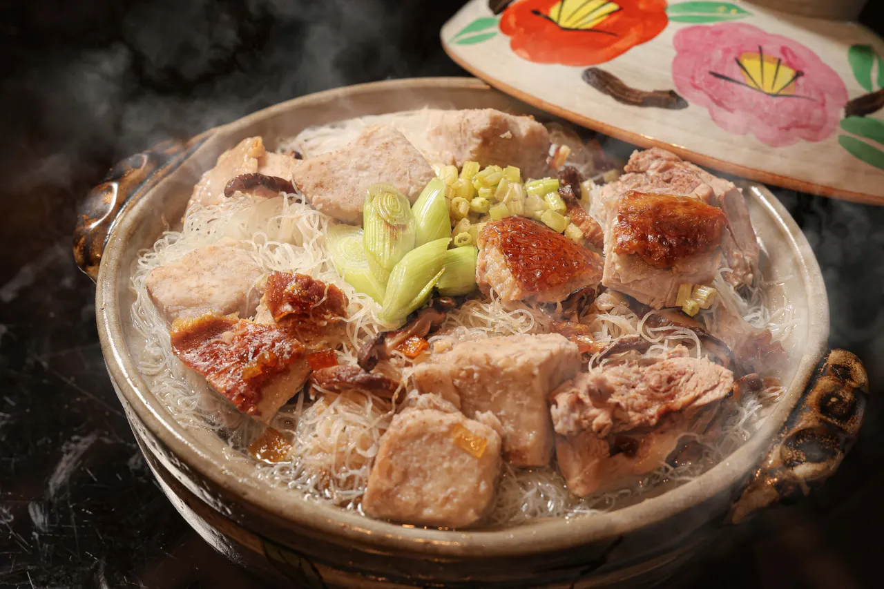 烤鸭办桌宴中的主食以一锅热腾腾的「芋头鸭丝米粉」填胃,汤头香醇、口感温润而饱足。台北晶华提供