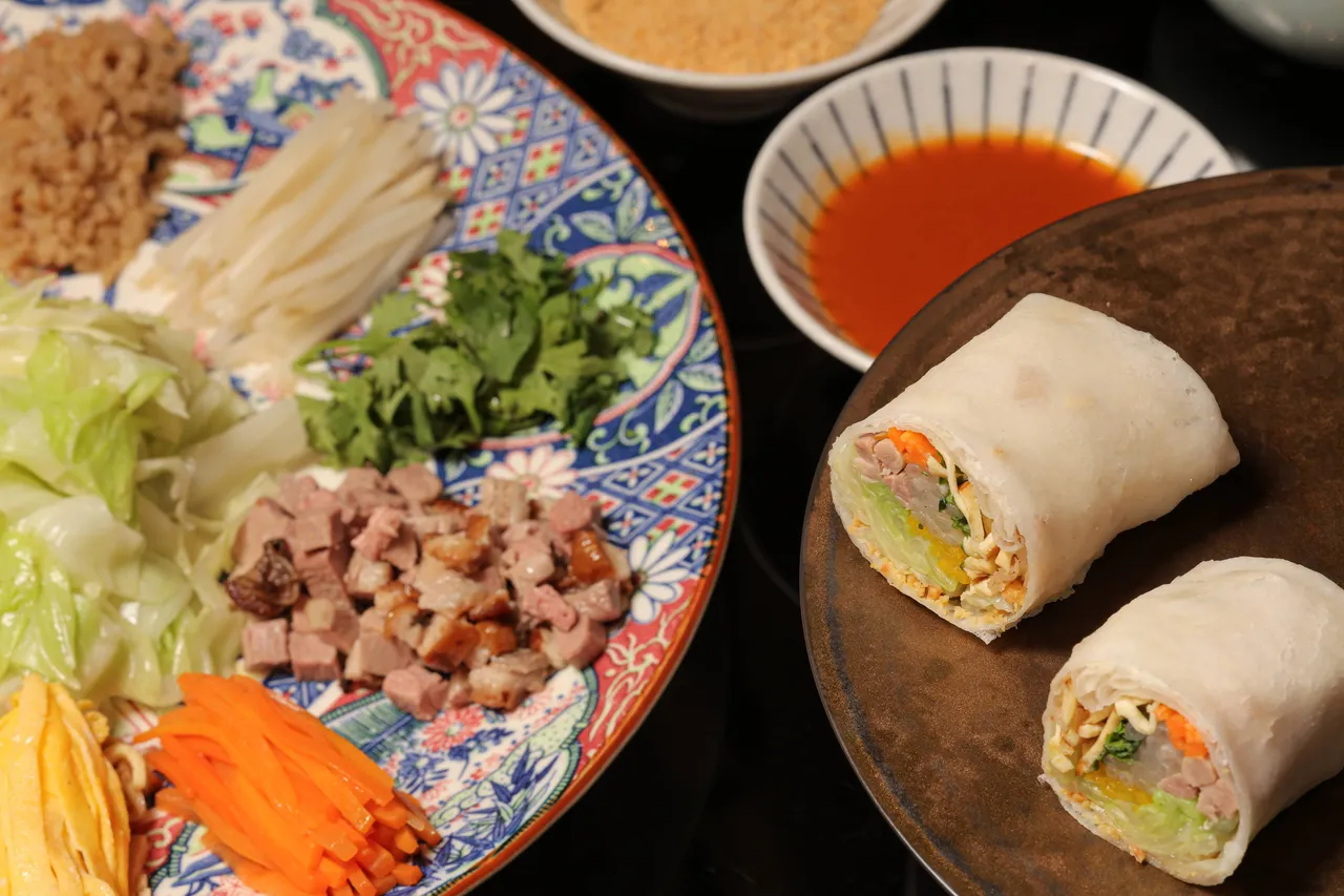 充满台式传统滋味的「古早味鸭松润饼」由宾客自由组合高丽菜、豆干丝、蛋丝等丰富配料,搭配咸香柔嫩的鸭肉丁,每一口都能尝到馅料与Q弹饼皮交织的美好滋味。台北晶华提供
