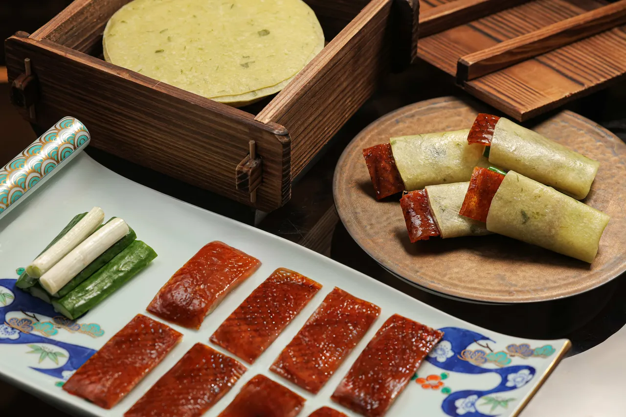 招牌「三星葱片皮鸭卷」则展现片鸭料理的经典魅力,主厨以手工杆制的三星葱饼皮包裹鲜嫩鸭肉与酥脆鸭皮,搭配特制甜面酱、葱段与黄瓜,层次分明、口感丰富。台北晶华提供