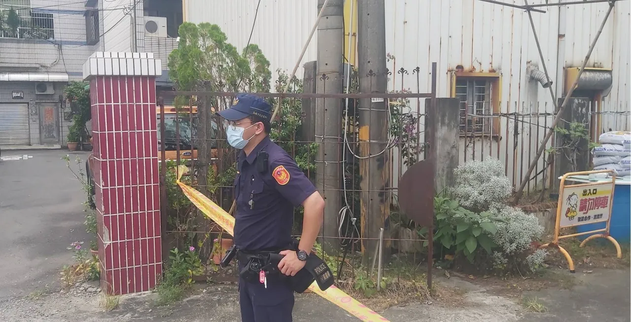 高雄張姓男子昨天持刀大鬧義大醫院,被逮後卻發現他的同居女友陳屍住處。民眾提供