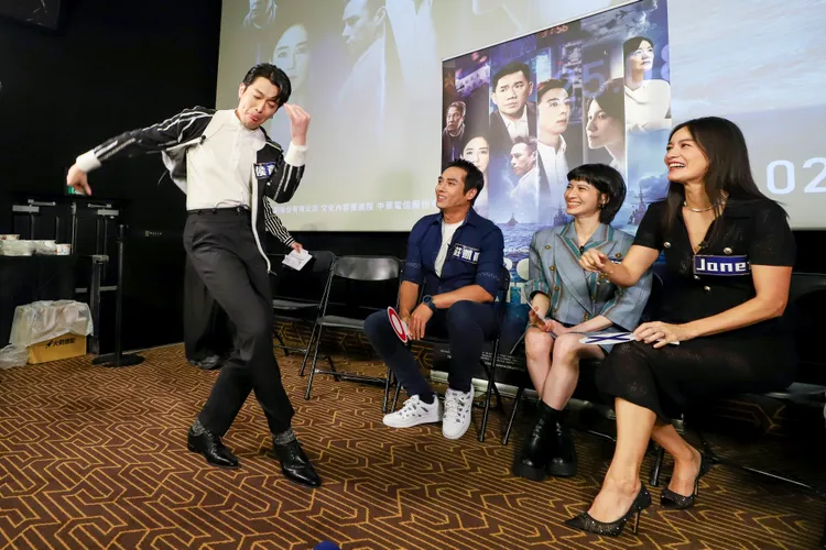 侯彥西當場熱舞。民視提供