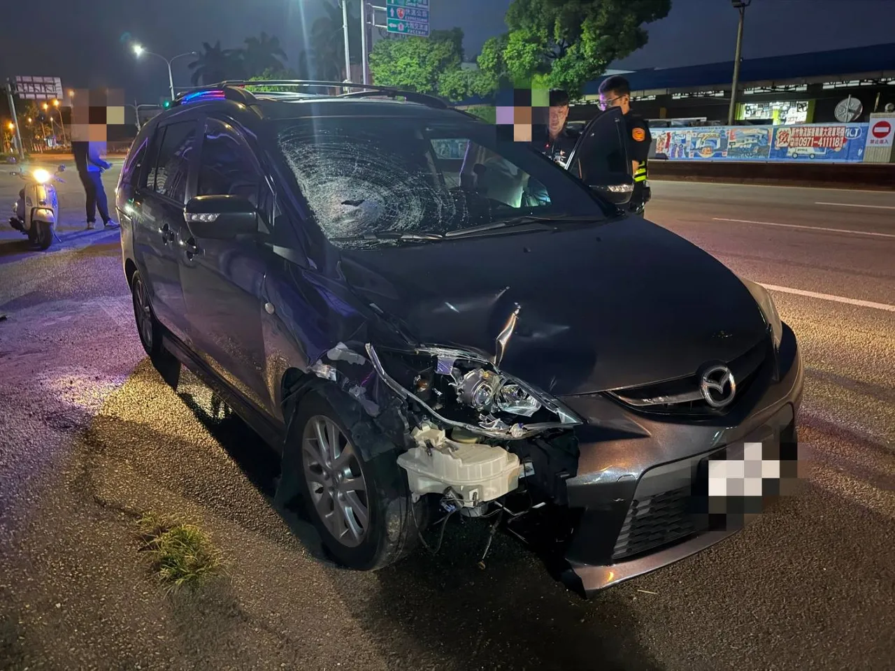 湯男駕駛的轎車,右前車頭受損,前擋風玻璃更因撞擊女騎士碎裂。民眾提供