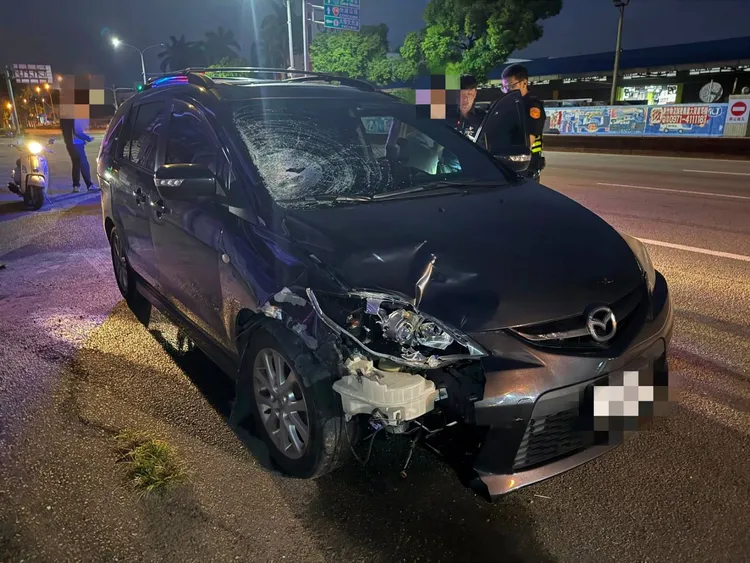 湯男駕駛的轎車，右前車頭受損，前擋風玻璃更因撞擊女騎士碎裂。民眾提供