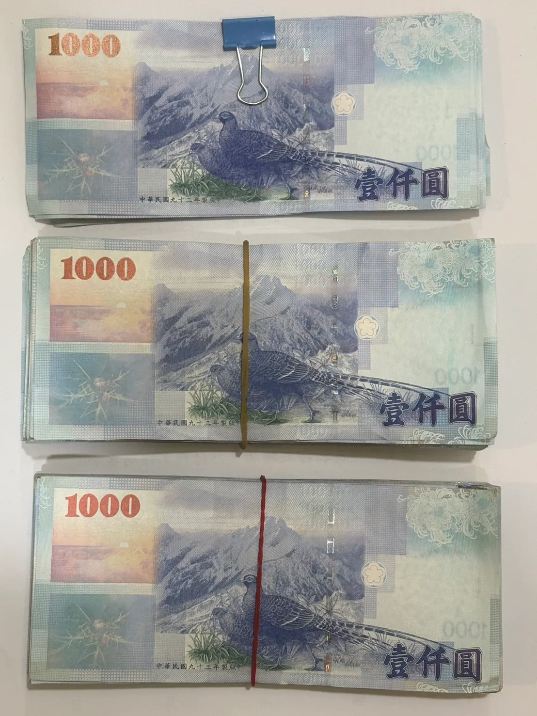 被害人被抢21万元完整无缺,所幸热心路人帮忙抓人。翻摄画面