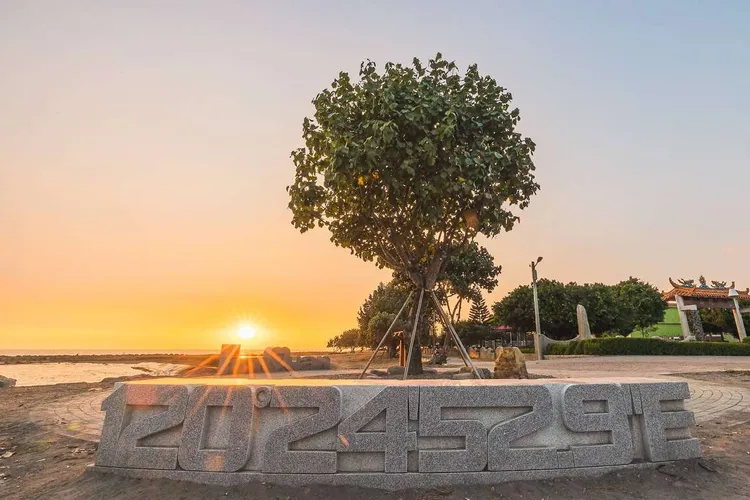 「市境之南樹」擁有絕佳夕陽美景。高雄旅遊網提供