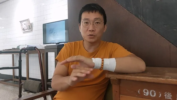 樹藝師莊傑任建議拆除不鏽鋼支架，擴大樹木棲地。凃建豐攝