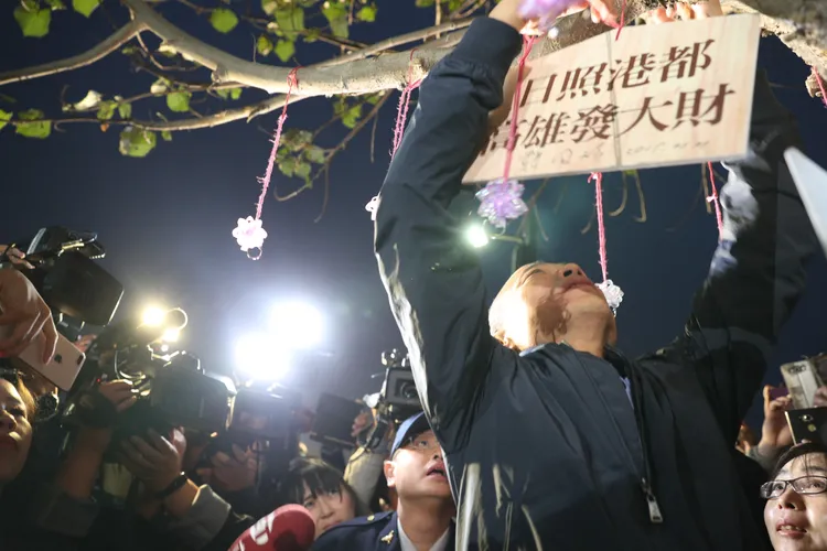 韓國瑜在黃槿樹上掛了「高雄發大財」。宋德威提供