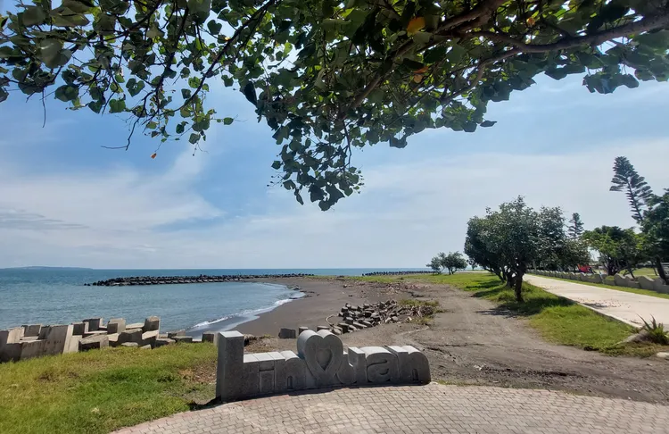 2022年1月8日觀光局為「市境之南樹」安裝LinYuan英文拼音字母座椅。凃建豐攝