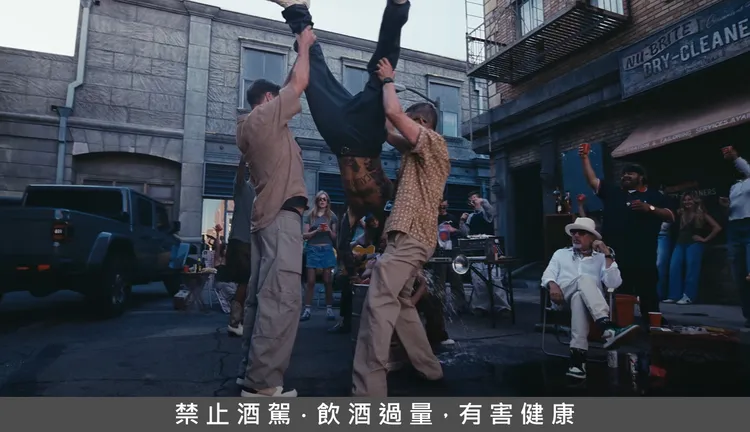 亞當在新歌MV中倒立喝酒。翻攝YouTube