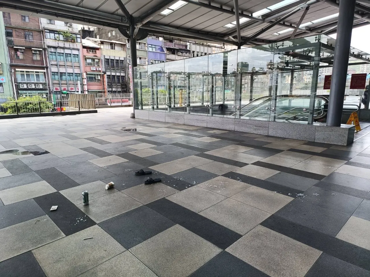 余男疑似酒醉失控,在車站廣場咆哮並潑灑白粥、啤酒。翻攝照片