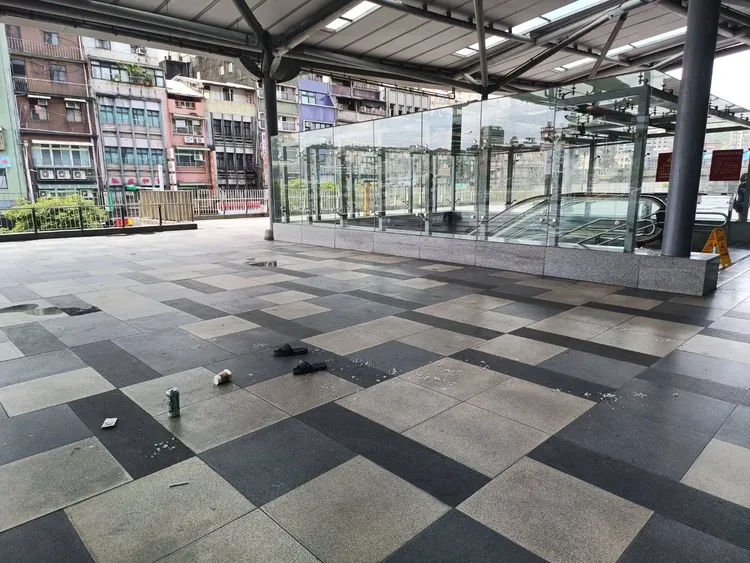 余男疑似酒醉失控，在車站廣場咆哮並潑灑白粥、啤酒。翻攝照片