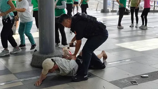 又到车站撒野!基隆街友「咆哮泼粥」吓坏路人 警方出手压制上铐