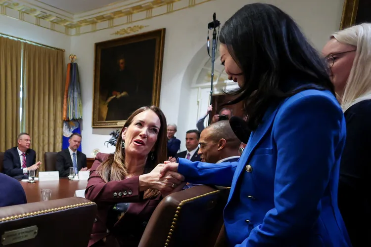 美國農業部長羅林斯（左）向陶明握手致意。路透社