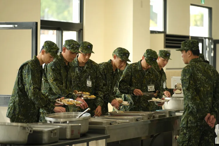 星兵們進入餐廳用餐。台視提供