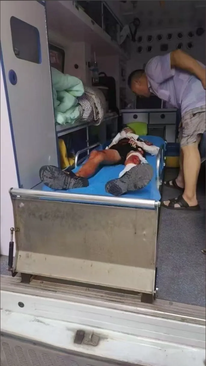 伤者送医。翻摄自X